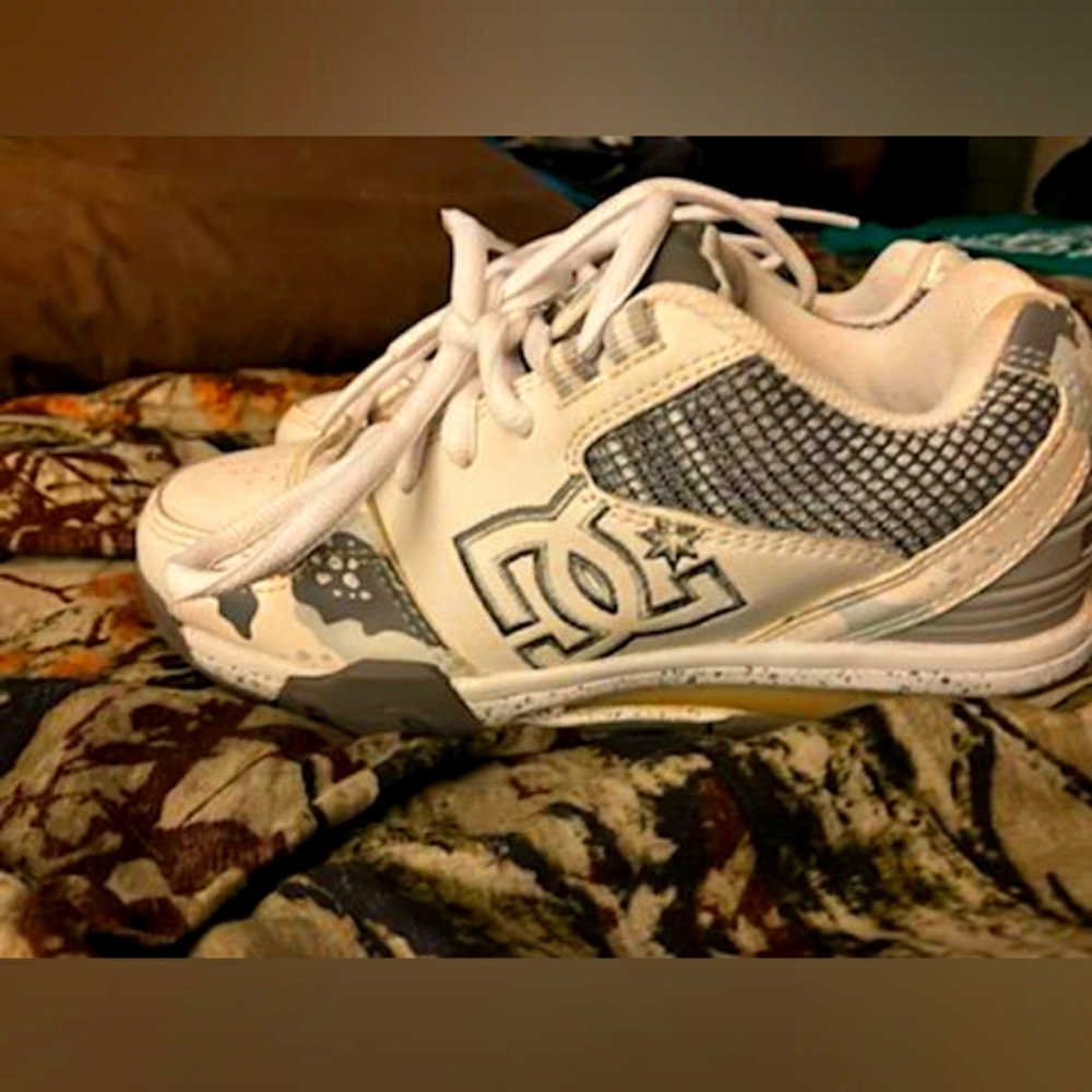 DC Versatile shoes size 5